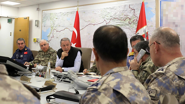 הפיקוד הבכיר של צבא טורקיה ישיבה פתיחת מבצע נגד ה כורדים ב סוריה (צילום: AP)