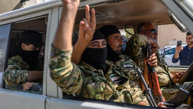 מורדים סורים בעלי ברית של טורקיה בדרך לחזית מול ה כורדים ב סוריה (צילום: AFP)