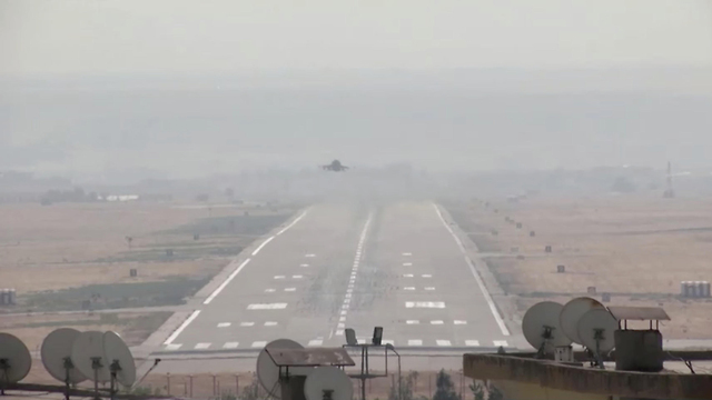 מטוס של צבא טורקיה ממריא בסיס צבאי ב דרום טורקיה מבצע סוריה כורדים (צילום: רויטרס)