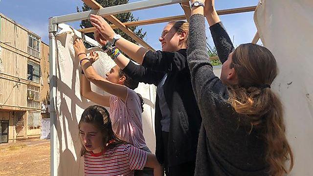 העוזרות של שלומית: כ-250 תלמידות ממדרשיית הרטמן בונות סוכה עבור קהילות נשים שזקוקות לסיוע ()