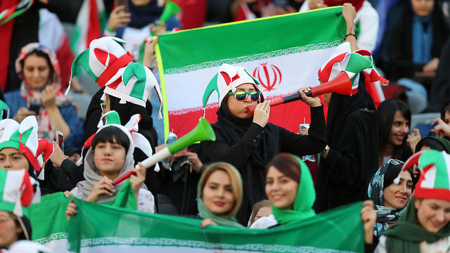 אוהדות איראניות במשחק כדורגל (צילום: getty images)