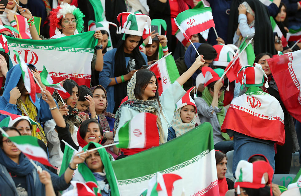 אוהדות איראניות במשחק כדורגל (צילום: EPA)