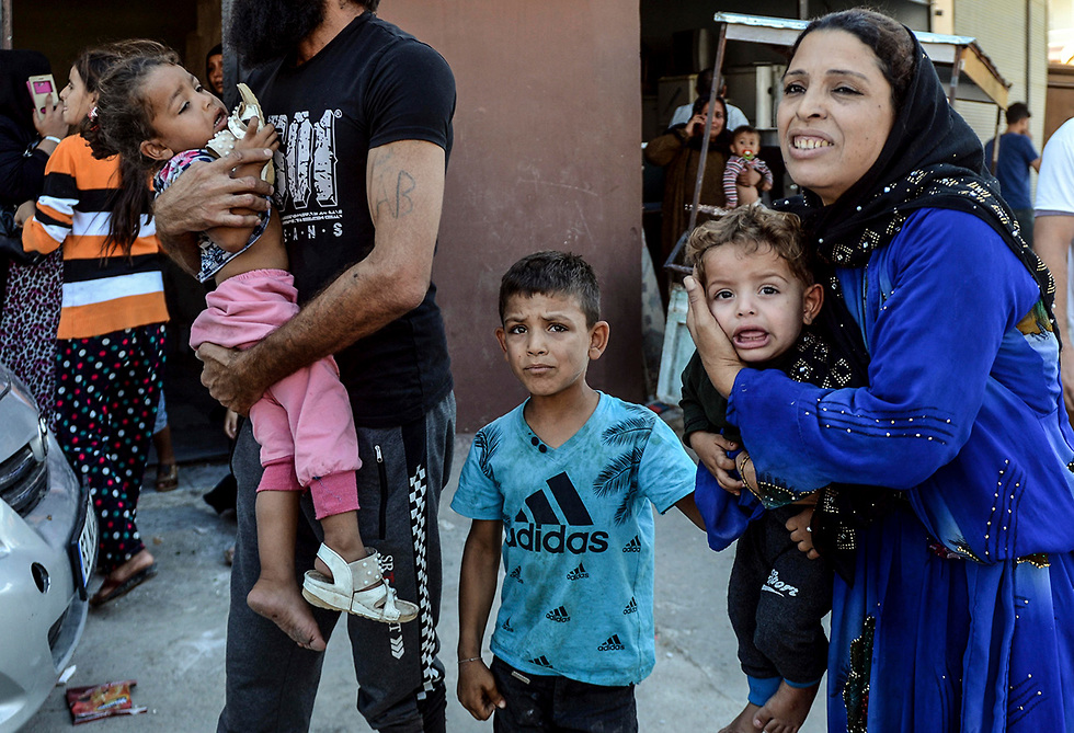 אנשים תופסים מחסה הפצצה של טורקיה על העיר אקצ'קלה  (צילום: AP)