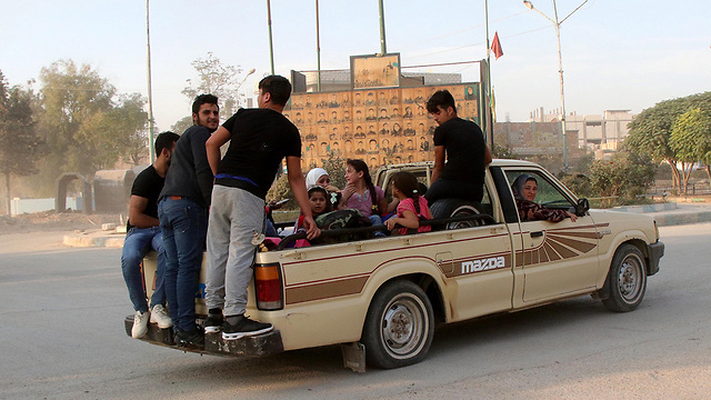 כורדים בורחים מ ראס אל עין בצפון סוריה הפצצות של טורקיה (צילום: EPA)