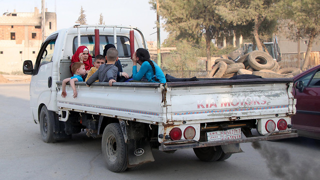 כורדים בורחים מ ראס אל עין בצפון סוריה הפצצות של טורקיה (צילום: EPA)