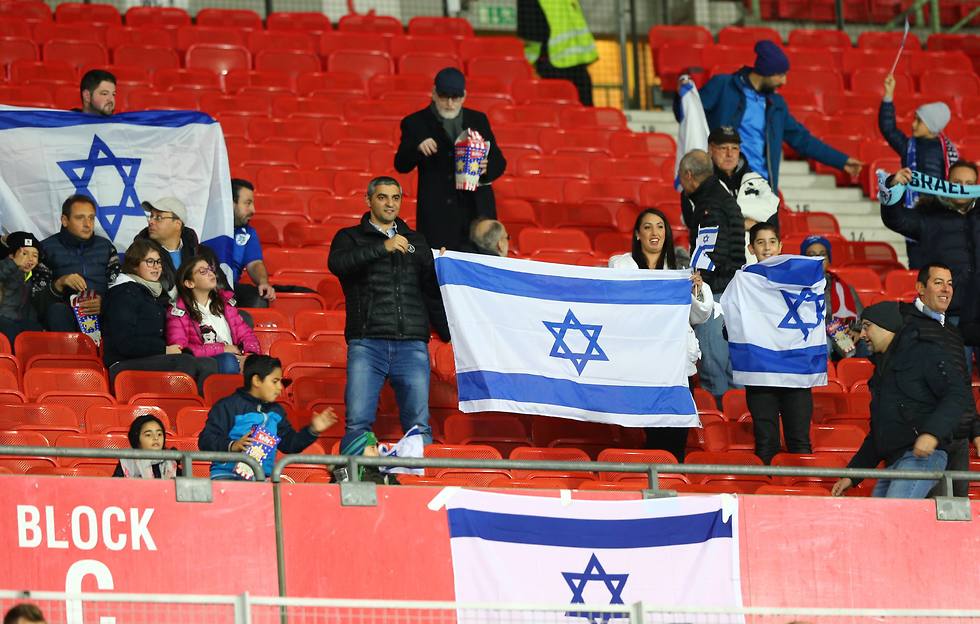 אוהדי נבחרת ישראל ביציע באוסטריה  (צילום: ראובן שוורץ)