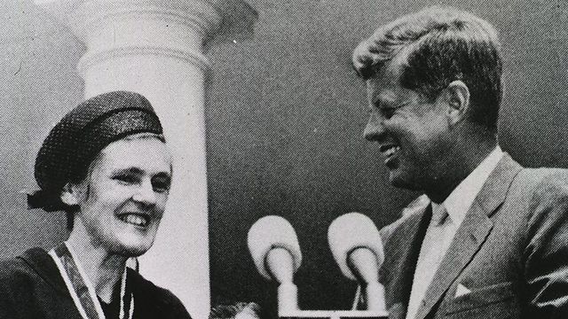 פרנסס קלסי עם הנשיא קנדי (צילום: מתוך ויקיפדיה)