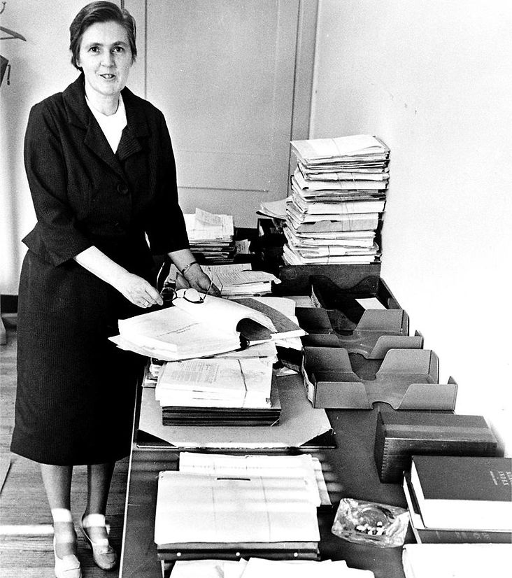 פרנסס קלסי במשרדה (צילום: מתוך ויקיפדיה)
