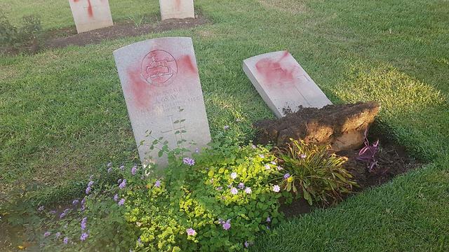 בית עלמין בית קברות בריטי נוצרי ב חיפה צלבי קרס צלבים  (צילום: דוברות המשטרה)