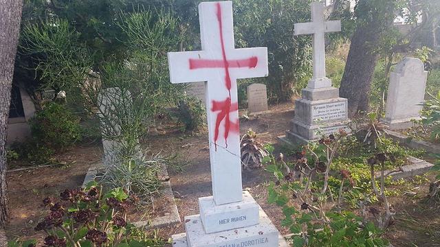 בית עלמין בית קברות בריטי נוצרי ב חיפה צלבי קרס צלבים  (צילום: דוברות המשטרה)