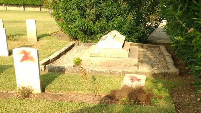 בית עלמין בית קברות בריטי נוצרי ב חיפה צלבי קרס צלבים  (צילום: ריצ'רד עטאללה)