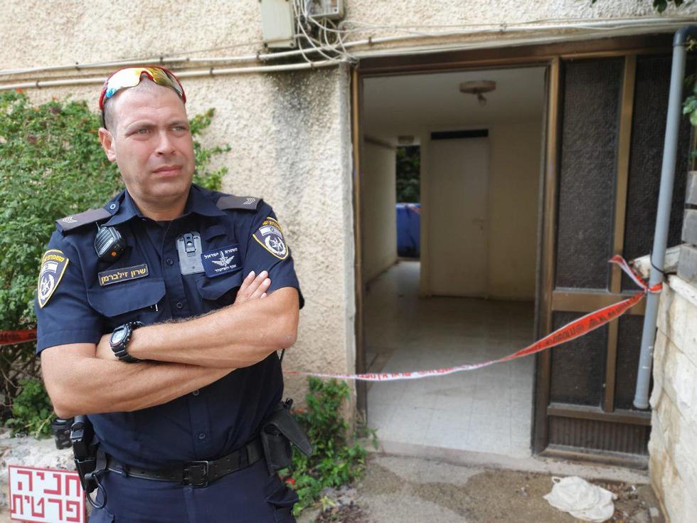 У входа в дом, где было найдено тело Марии Таль. Фото: Гиль Нехуштан