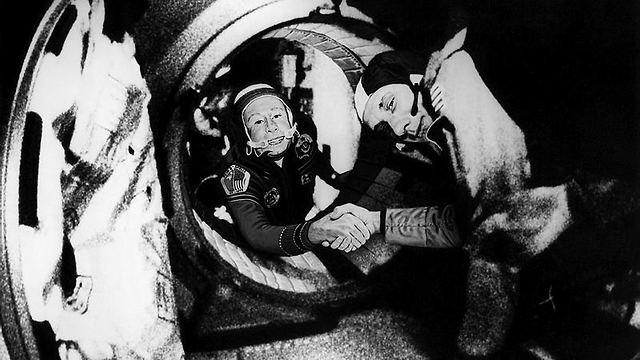 בצד שמאל של התמונה במשימת סויוז-אפולו יחד האסטרונאוט האמריקני תומאס סטאפורד (צילום: AP)