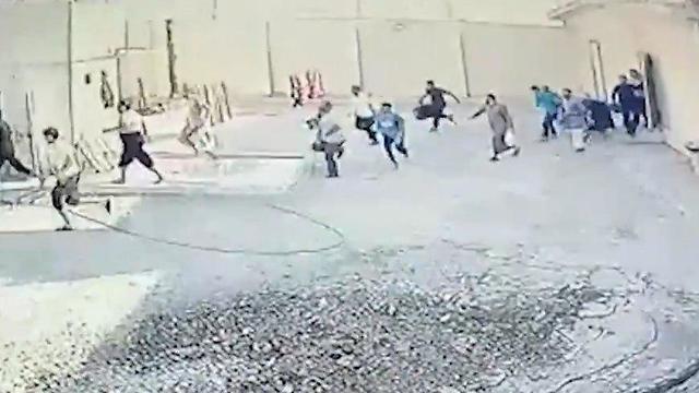 תיעוד פגז טורקי פגע בכלא כורדי - 5 אסירי דאעש נמלטו ()