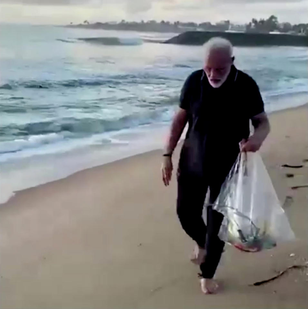 ראש ממשלת הודו נרנדרה מודי אוסף זבל אשפה חוף ה ים  (צילום: רויטרס)