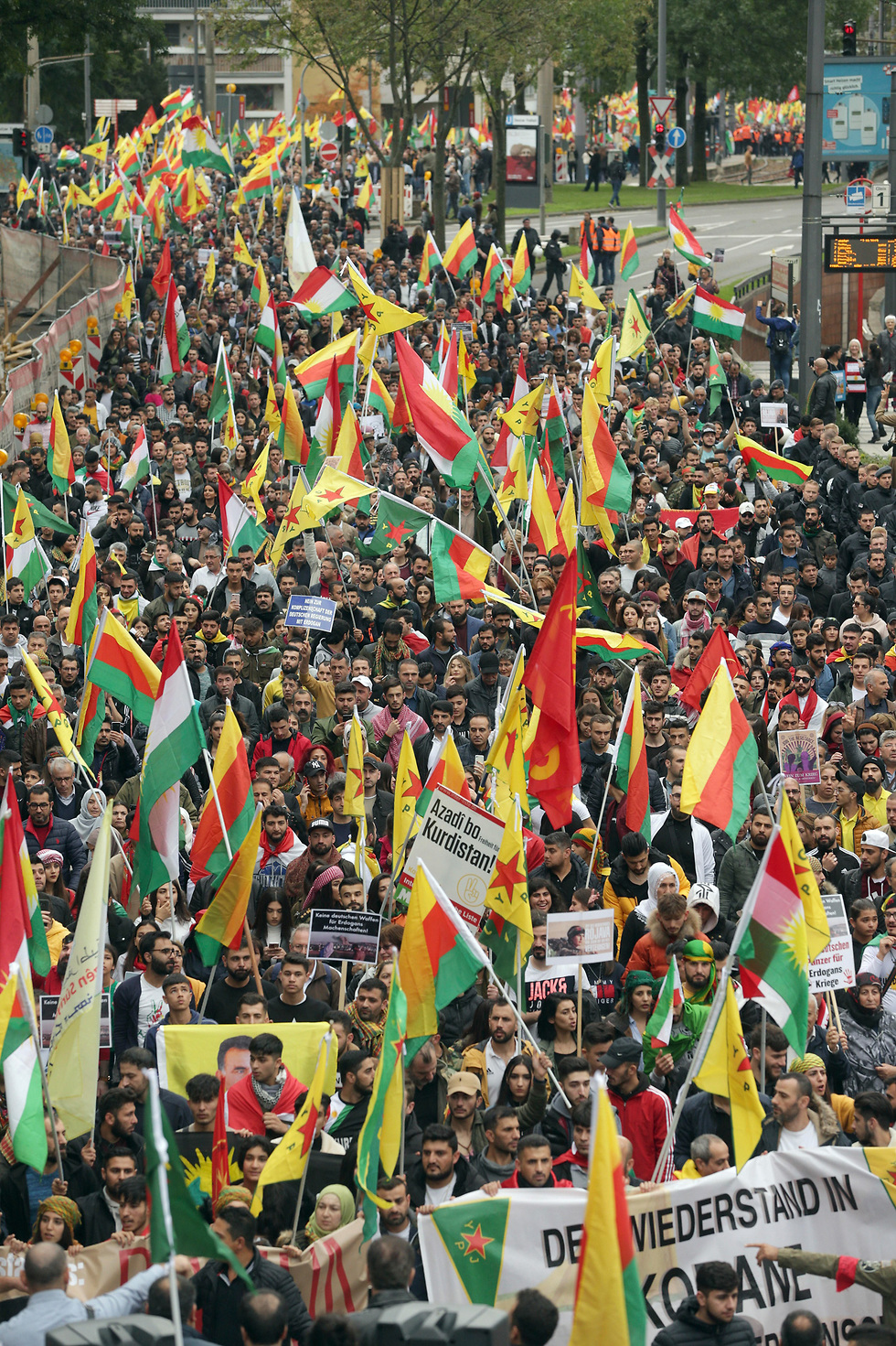 הפגנה הפגנת תמיכה ב כורדים ב סוריה קלן גרמניה (צילום: AP)