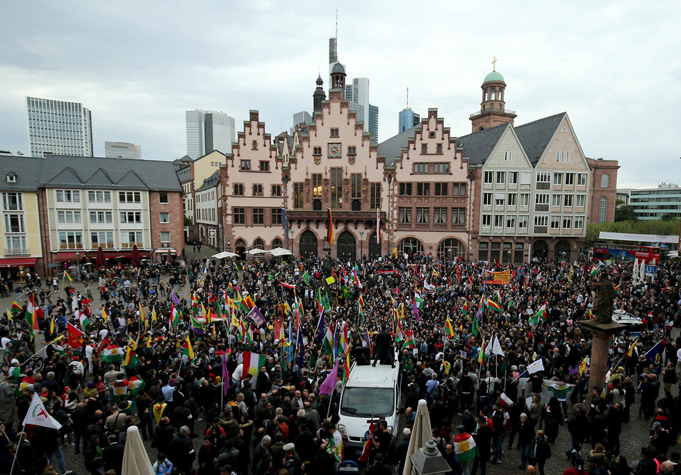 הפגנה הפגנת תמיכה ב כורדים ב סוריה פרנקפורט גרמניה (צילום: רויטרס)