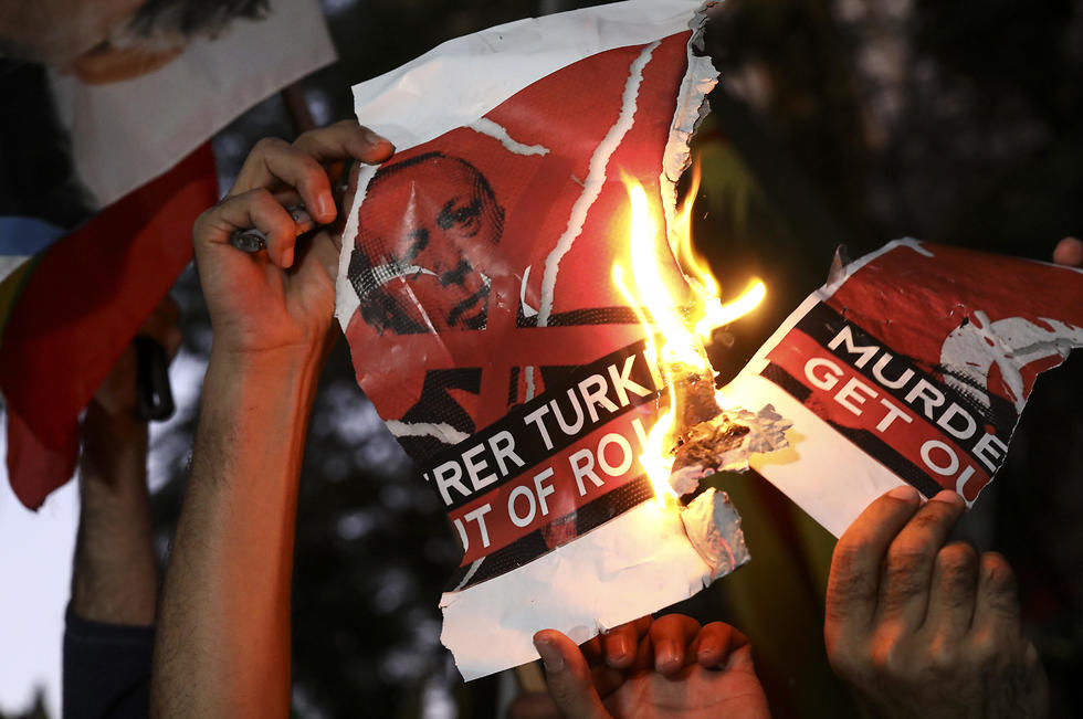 הפגנה הפגנת תמיכה ב כורדים ב סוריה אתונה יוון (צילום: AP)