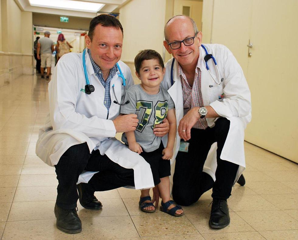  Доктор Меир Ми-Захав и доктор Патрик Стэфлер со спасенным Омером. Фото: "Шнайдер"