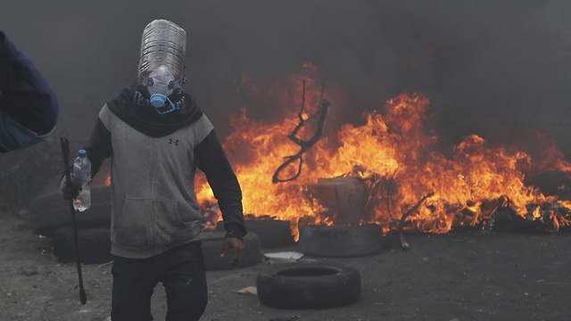 עוצר באקוודור בעקבות המהומות לאחר החלטתו של הנשיא לקצץ בסובסידיות - שהובילה לעלייה חדה במחירי הדלק (צילום: AP)