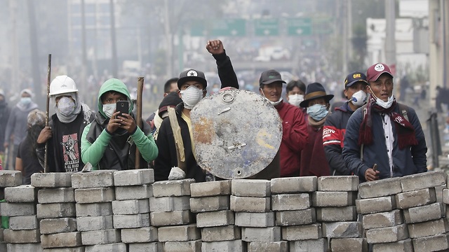עוצר באקוודור בעקבות המהומות לאחר החלטתו של הנשיא לקצץ בסובסידיות - שהובילה לעלייה חדה במחירי הדלק (צילום: AP)