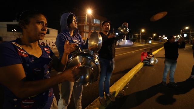 עוצר באקוודור בעקבות המהומות לאחר החלטתו של הנשיא לקצץ בסובסידיות - שהובילה לעלייה חדה במחירי הדלק (צילום: EPA)