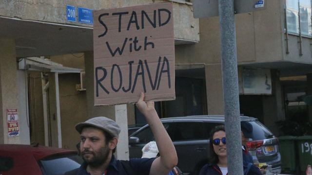 הפגנת תמיכה נגד רצח העם הכורדי, בשגרירות טוריקה בתל אביב (צילום: מוטי קמחי)