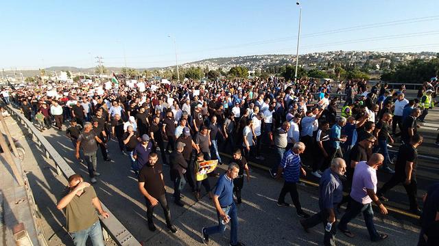 הפגנה בכביש 65 לאחר הלוויתו של הנרצח מוחמד חמדאן תושב ערערה (צילום : גיל נחושתן)