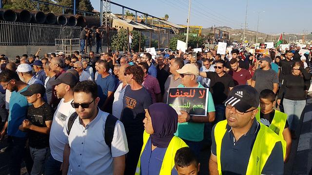הפגנה בכביש 65 לאחר הלוויתו של הנרצח מוחמד חמדאן תושב ערערה (צילום :  חסן שעלאן)