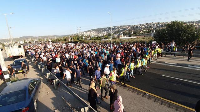 הפגנה בכביש 65 לאחר הלוויתו של הנרצח מוחמד חמדאן תושב ערערה (צילום : גיל נחושתן)
