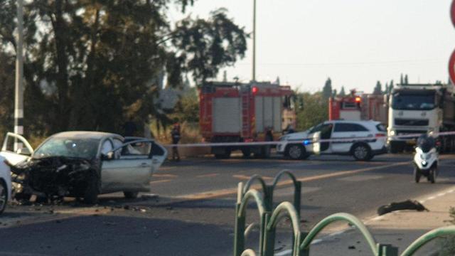  זירת הרכב שהתפוצץ בכביש 65 (צילום: דוברות המשטרה)