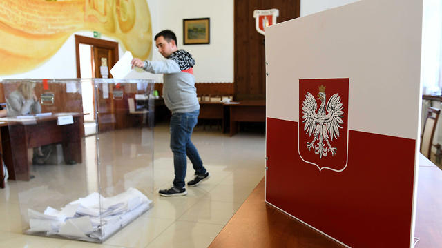 מצביעים בבחירות בפולין  (צילום: EPA)
