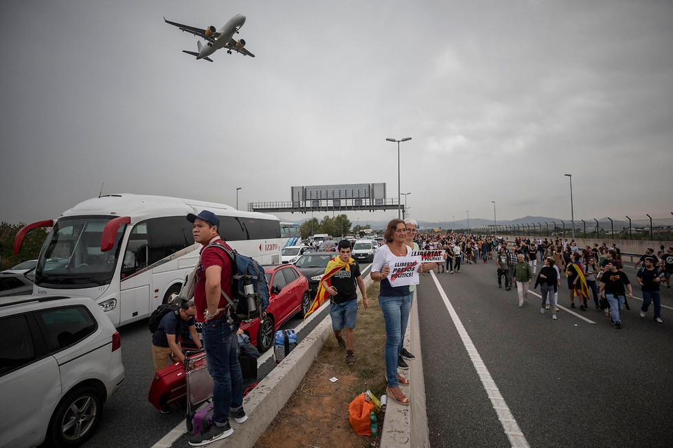 ברצלונה ספרד עונש מאסר למנהיגי הבדלנים מפגינים חסמו את הכניסה לשדה התעופה (צילום: AP)
