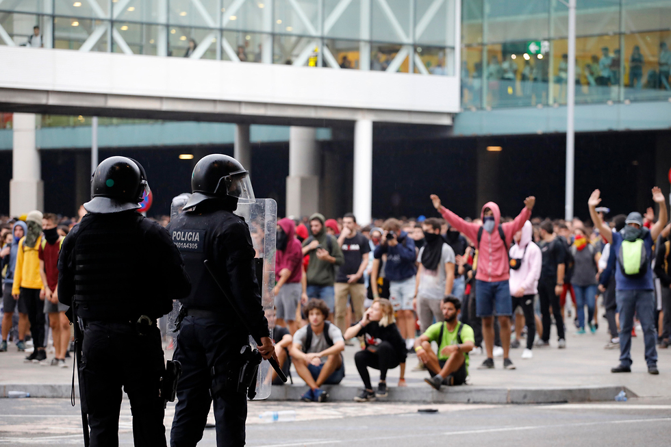 ברצלונה ספרד עונש מאסר למנהיגי הבדלנים מפגינים חסמו את הכניסה לשדה התעופה (צילום: AP)