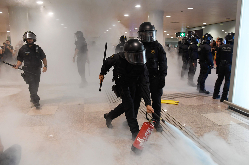 ברצלונה ספרד עונש מאסר למנהיגי הבדלנים מפגינים חסמו את הכניסה לשדה התעופה (צילום: AFP)