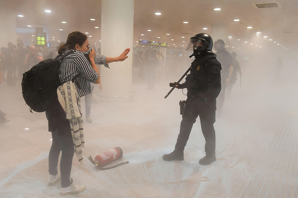 ברצלונה ספרד עונש מאסר למנהיגי הבדלנים מפגינים חסמו את הכניסה לשדה התעופה (צילום: AFP)