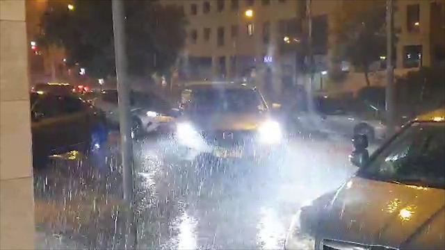 במהלך החג מבול ברחובות ירושלים (צילום: אלי מנדלבאום)