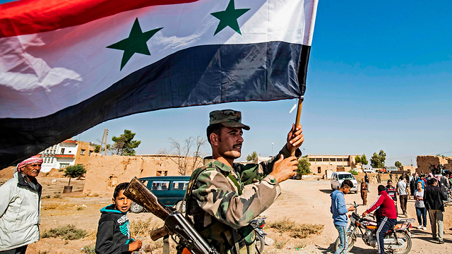 כורדים צפון סוריה חיילי צבא אסד בעיר תל תמר (צילום: AFP)