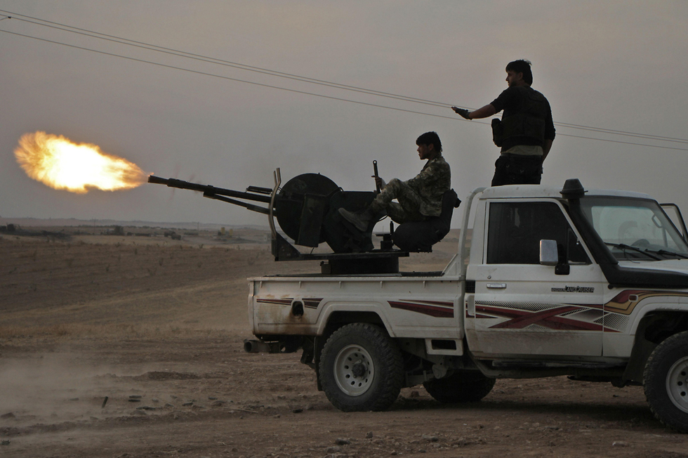 חיילים של צבא טורקיה עם מורדים סורים מחוץ לעיר הכורדית מנביג' סוריה (צילום: AFP)