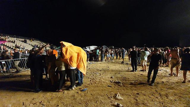 מבול במהלך פסטיבל התמר במצדה (צילום: רועי עידן)
