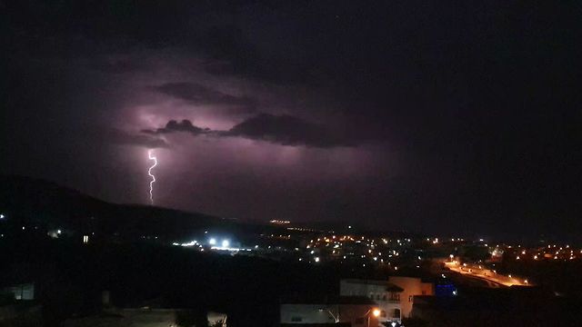 סופת ברקים בכפר מגאר (צילום: מגדי טואפרה)