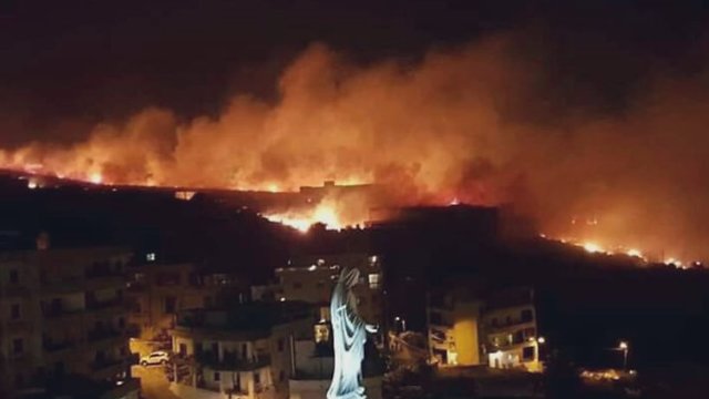 שריפות עזות בלבנון (צילום: מתוך טוויטר)