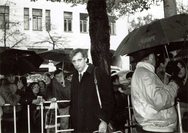 Шмуэль Бен-Цви в Москве, на фоне очереди ожидающих выезда в Израиль. Фото 1990 года из личного архива