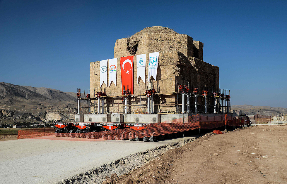 טורקיה העברת בית המרחץ העתיק מ חסנכייף ש תוטבע (צילום: AFP)