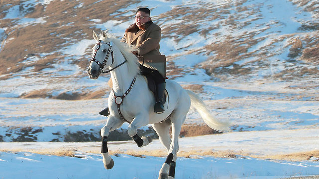 צפון קוריאה קים ג'ונג און רוכב על סוס לבן (צילום: רויטרס)