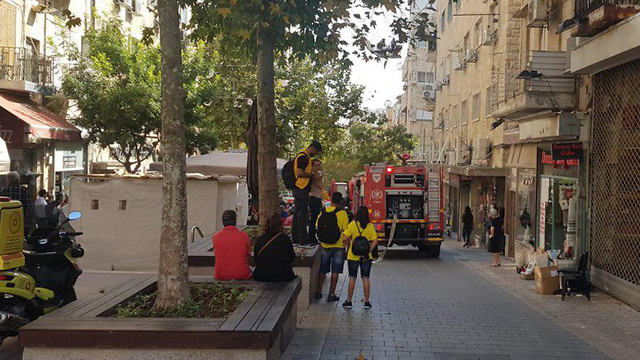 שריפה מתחוללת בדירת מגורים ברחוב הלל בירושלים (צילום: ברוך ידיד, TPS)