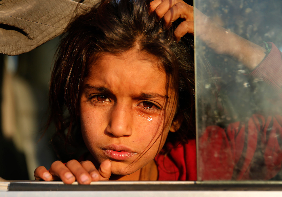 ילדה פליט פליטים סורית מ סוריה ש ברחו למחנה ליד מוסול ב עיראק (צילום: AP)