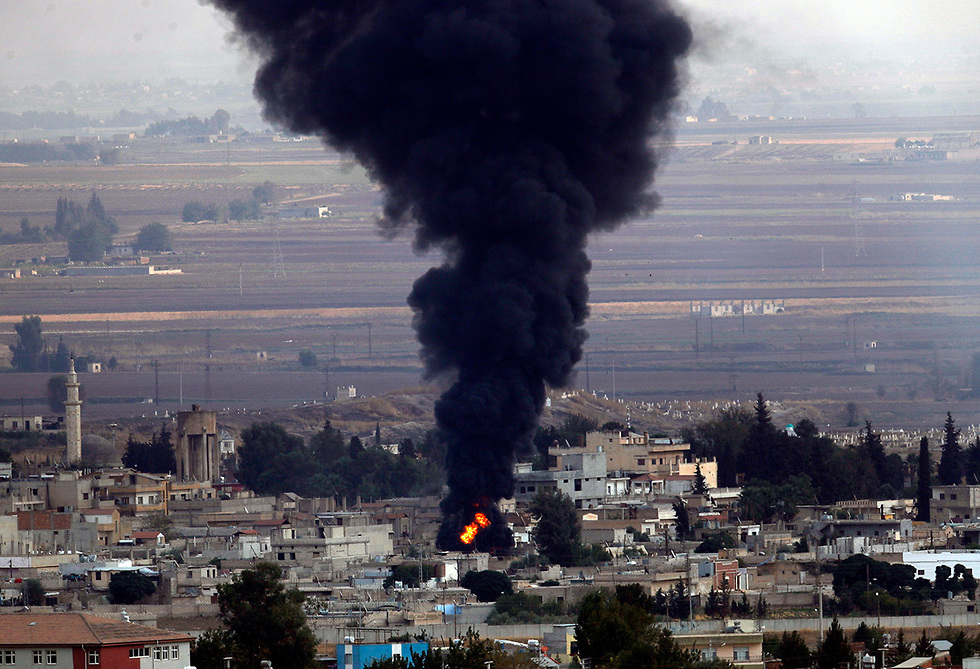 הפצצה טורקית של טורקיה ב צפון סוריה ב עיירה ראס אל-עין (צילום: AP)