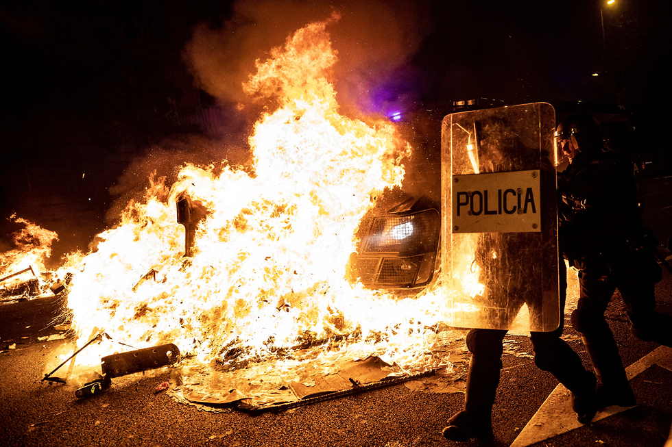 ברצלונה קטלוניה ספרד הפגנה מהומות אחרי מאסר למנהיגי הבדלנים (צילום: AP)