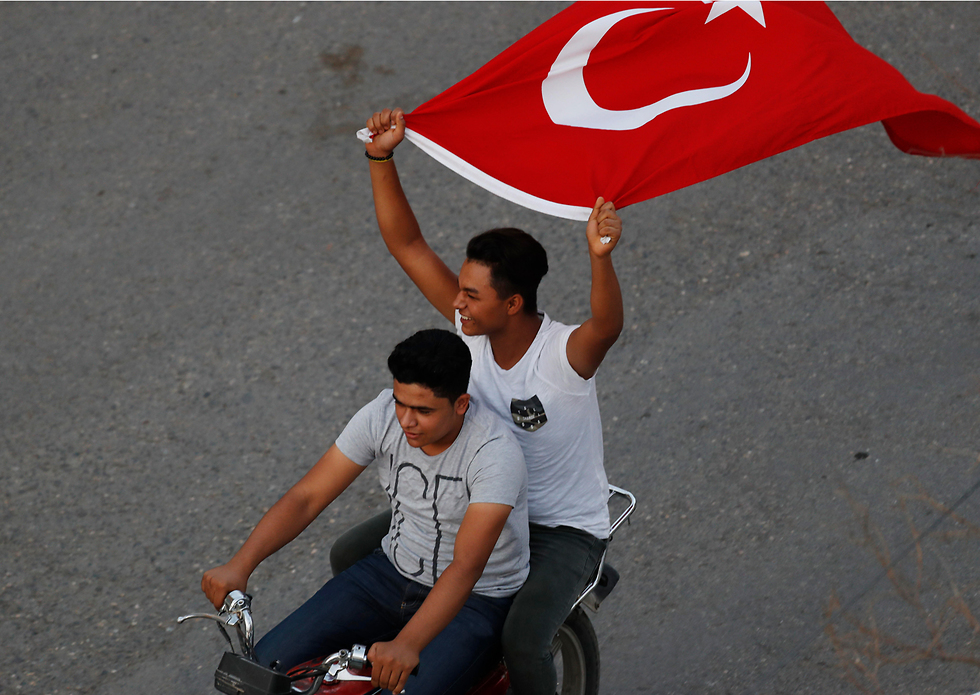 טורקיה טורקים פטריוטים מבצע נגד ה כורדים ב סוריה (צילום: AP)